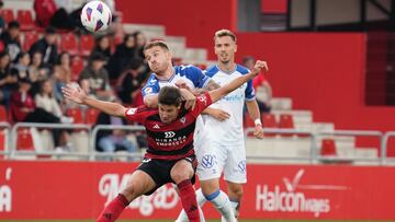 El exrojillo Martón trata de proteger la pelota en el duelo ante el Tenerife de la pasada campaña.