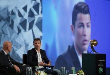 Cristiano Ronaldo recibe el premio 'Globe Soccer' en Dubai