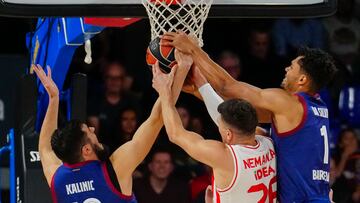 BARCELONA, 10/11/2023.- El alero alemán del Barcelona Óscar da Silva (d) y su compañero serbio Nikola Kalinic luchan por el rebote con el escolta del Estrella Roja Nemanja Nedovic (c), durante el partido de Euroliga que se disputa este viernes en el Palau Blaugrana. EFE/ Enric Fontcuberta.
