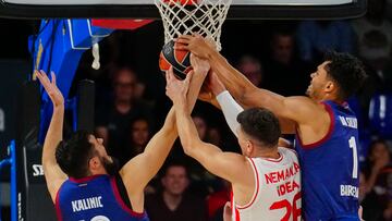 BARCELONA, 10/11/2023.- El alero alem¨¢n del Barcelona ?scar da Silva (d) y su compa?ero serbio Nikola Kalinic luchan por el rebote con el escolta del Estrella Roja Nemanja Nedovic (c), durante el partido de Euroliga que se disputa este viernes en el Palau Blaugrana. EFE/ Enric Fontcuberta.