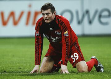 En el invierno de 2009, el Bayern de Munich ced¨ªa a una de sus grandes promesas al Bayer Leverkusen. A?o y medio en el que el alem¨¢n, de por aquel entonces 19 a?os, demostr¨® su calidad siendo uno de los mejores jugadores de aquel equipo. El resto es historia. Vuelta al Bayern y posterior fichaje, en 2014, por el Real Madrid, donde es una leyenda absoluta del conjunto merengue. Su palmar¨¦s, envidiable: 1 mundial, 5 Champions, 3 ligas, 3 Bundesliga, 6 Mundialitos, entre otros. Uno de los mejores mediocentros de la historia del f¨²tbol.