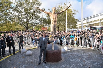 El actual jugador del Milan posa junto a su estatua de bronce que mide 2,7 metros inaugurada en 2019 en la ciudad de Malmo, Suecia.