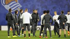 El Salzburgo calienta en Anoeta en la previa del partido de Europa League.