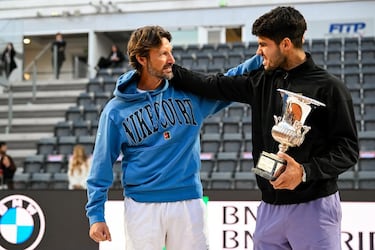 Juan Carlos Ferrero junto a Carlos Alcaraz celebrando el Masters 1.000 de Roma.