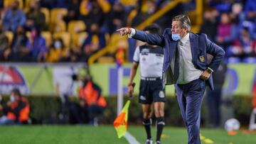 Miguel Herrera da indicaciones a sus jugadores en Tigres