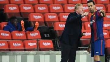 Koeman, con Sergio Busquets en el Barça-Real de este miércoles.