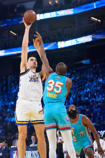 Zach Edey, baloncestista canadiense que pertenece a la plantilla de los Memphis Grizzlies, junto a Kevin Durant.