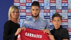 Carrasco, con su madre y su hermano Hugo, en su presentaci&oacute;n. 