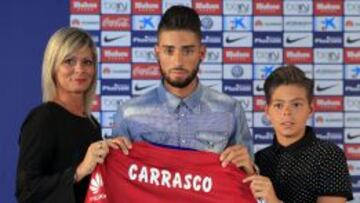 Carrasco, con su madre y su hermano Hugo, en su presentación.