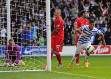 Vargas ya festeja uno de los dos goles que le anotó a Liverpool.