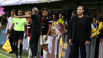 Colon's team coach Julio Cesar Falcioni (R) watches an Argentine Professional Football League match against Boca Juniors at La Bombonera stadium in Buenos Aires, on February 13, 2022. (Photo by ALEJANDRO PAGNI / AFP)