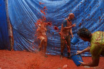 BUNOL, SPAIN - AUGUST 30: Revellers enjoy the atmosphere in tomato pulp while participating the annual Tomatina festival on August 30, 2017 in Bunol, Spain. An estimated 22,000 people threw 150 tons of ripe tomatoes in the world's biggest tomato fight held annually in this Spanish Mediterranean town. (Photo by Pablo Blazquez Dominguez/Getty Images)