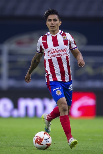 Luego de una serie de problemas extra cancha, el jugador mexicano tuvo que abandonar las filas del Club Guadalajara, por lo que ahora espera la llamada de otro equipo