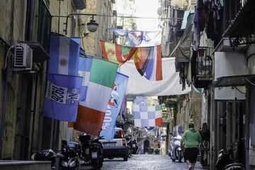 La ciudad italiana está viviendo de una manera muy especial el fallecimiento del astro argentino. Las calles le recuerdan en cada esquina.