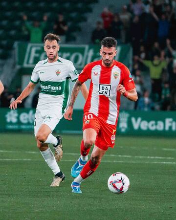 Centelles conduce el balón.