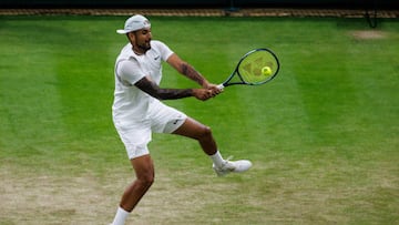 El tenista australiano Nick Kyrgios devuelve una bola durante su partido ante Stefanos Tsitsipas en Wimbledon.