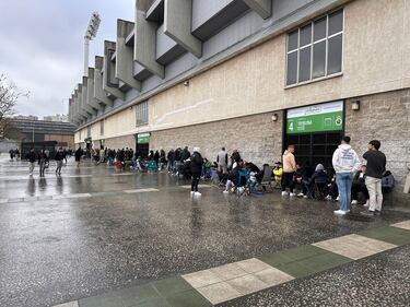 Trasnochar por lo más preciado en Santander: una entrada para Gijón