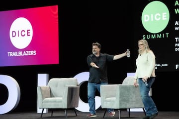 Tim Schafer (Double Fine) dando paso a Amy Hennig en el encuentro durante DICE Summit 2019 | Zebra Partners/DICE Summit 2019