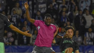 Lassina lucha por un balón con un jugador del Mérida.