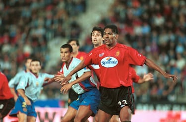 El medio centro por excelencia con dotes de mando dentro y fuera del campo. Respetado por su profesionalidad y rendimiento. Finalista de la Copa de 1998 y de la Recopa-99. Campeón de la Supercopa de España en 1999. Autor del primer gol del Mallorca en la Champions en el trágico día del 11-S en Son Moix.