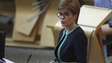 Edingburgh (United Kingdom), 21/04/2020.- Nicola Sturgeon (L) MSP First Minister of Scotland speaks during a special coronavirus Covid-19 social distancing First Ministers Questions, at the Scottish Parliament Holyrood Edinburgh, IN Edinburgh, Scotland, B