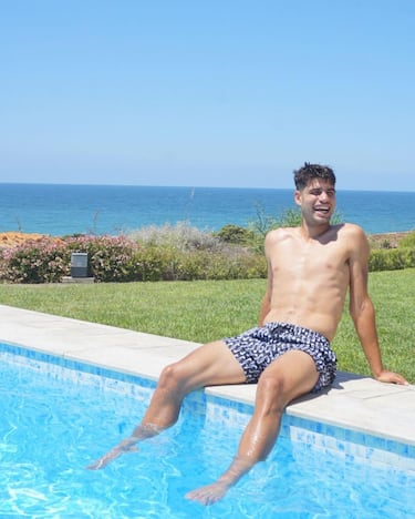 Vinicius Jr hits the beach with friends: the rich and famous on vacation