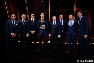 Cristiano poses for a photo with Florentino Pérez and ex-Real Madrid players Roberto Carlos, Fabio Cannavaro, Kaká, Ronaldo, Michael Owen and Raúl. Cannavaro, Kaká, Ronaldo and Owen are former Ballon d'Or winners.