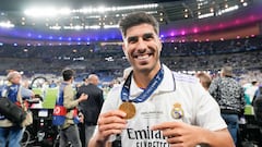 PARIS, FRANCE - MAY 28: Marco Asensio of Real Madrid CF celebrates after winning the UEFA Champions League after the UEFA Champions League final match between Liverpool FC and Real Madrid at Stade de France on May 28, 2022 in Paris, France. (Photo by Alex Gottschalk/DeFodi Images via Getty Images) *** Local Caption *** Asensio fue un jugador clave en el título de Champions de 2022. El jugador balear enseña la medalla que le acredita como campeón de europa de fútbol en clubes.