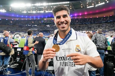 Asensio fue un jugador clave en el título de Champions de 2022. El jugador balear enseña la medalla que le acredita como campeón de Europa de fútbol en clubes.