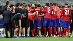 Simeone, con sus jugadores antes de la tanda de penaltis.