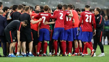 Simeone, con sus jugadores antes de la tanda de penaltis.