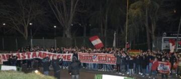 Los seguidores del Atlético acudieron al hotel de concentración para animar a su equipo antes del partido de Champions.
