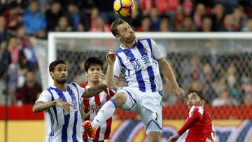 GRA229. GIJÓN, 20/11/2016.- El centrocampista de la Real Sociedad David Zurutza remata de cabeza (2d) ante su compañero, el delantero brasileño Willian José (i), y los defensas del Sporting de Gijón, Jorge Meré (2i) y el venezolano Fernando Amorebieta (d), durante el partido de la duodécima jornada de la Liga de Primera División que se juega hoy en el estadio de El Molinón, en Gijón. EFE/Alberto Morante
