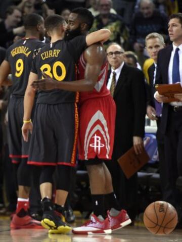 James Harden abraza a Stephen Curry tras finalizar el partido.