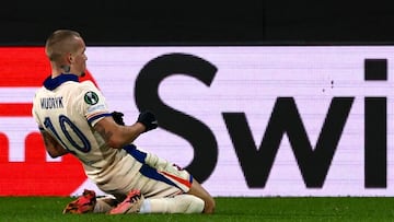Mykhailo Mudryk, jugador del Chelsea, celebra el gol anotado ante el Heidenheim en Conference League.