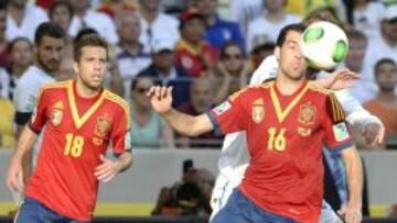 Busquets lucha por un bal&oacute;n en el primer tiempo ante Italia.