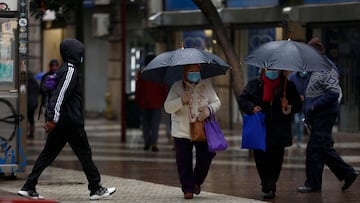 Santiago, 6 de julio de 2022.
Santiaguinos son sorprendidos con una lluvia matinal que se extendera durante todo el fin de semana
Dragomir Yankovic/Aton Chile
