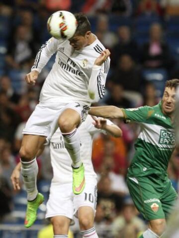 El delantero portugués del Real Madrid Cristiano Ronaldo remata de cabeza para marcar su segundo gol ante el Elche, tercero para el equipo blanco.
