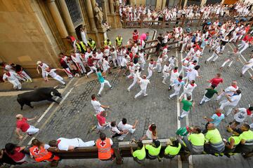 Imágenes del séptimo encierro de los Sanfermines 2022. La ganadería encargada de los toros de este séptimo encierro será la de Victoriano del Río, una de las más importantes del panorama taurino nacional.