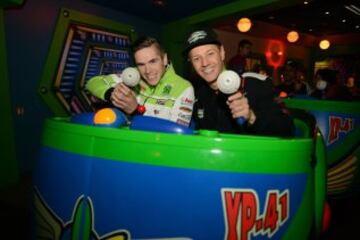 Antes del GP de Le Mans Hayden, Redding, di Meglio, Torres, Zarco y Aegerter han disfrutado de un divertido día  en Disneyland París.