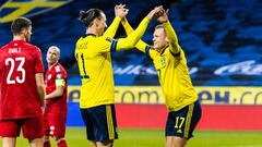 Ibrahimovic y Claesson celebran el gol de Suecia.