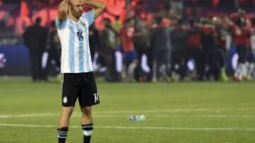 Argentina&#039;s midfielder Javier Mascherano gestures after losing to Chile the 2015 Copa America football championship, in Santiago, Chile, on July 4, 2015. Chile defeated 4-1 Argentina in the penalty shootout.   AFP PHOTO / NELSON ALMEIDA