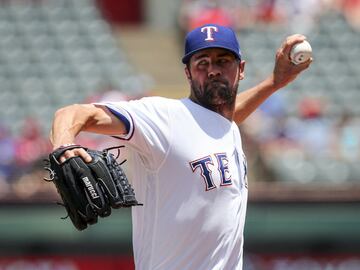 Hamels, de 34 años de edad, tiene 2,331 chocolatazos en su carrera jugada con Phillies y Rangers.