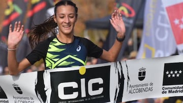 La italiana Nadia Battocletti cruzando la línea de meta.