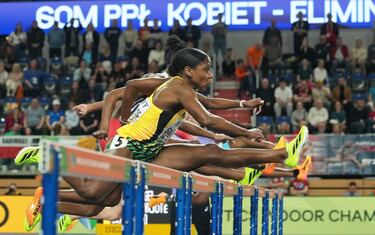 La extrema concentración que exige una disciplina tan compleja y exigente como es el salto de vallas, en la que el más mínimo despiste puede arruinar tu participación, se puede reflejar en el rostro de la jamaicana Megan Tapper mientras compite en los 60 metros vallas femeninos en los Mundiales en pista cubierta que se disputaron en Torun (Polonia).