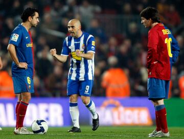 De la Peña, entre Xavi y Messi, celebra un gol suyo.