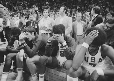 'El robo del siglo’ o ‘la mayor sorpresa del siglo’. Este es el titular según la trinchera que opine. Estados Unidos versus la URSS en el máximo apogeo de la ‘guerra fría’. EE UU jamás había perdido un partido en los JJ OO y a falta de tres segundos ganaba 50-49. Sonó el pitido de final del encuentro, el público invadió la cancha... pero los soviéticos reclamaron y los árbitros decidieron repetir esos segundos. El balón llegó a Belov que encestó una canasta histórica. Los norteamericanos nunca recogieron las medallas de plata que siguen hoy en una caja fuerte en Suiza.