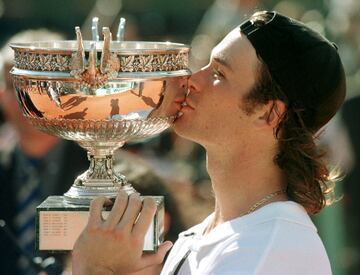 El tenista de Palma alcanzó el número 1 del tenis durante dos semanas en 1999. Ganó el Roland Garros de 1998 y fue finalista del Abierto de Australia de 1997. Fue uno de los tenistas clave de la segunda Copa Davis de España en 2004.