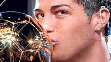 <b>PLETÓRICO. </b>Cristiano besa el Balón de Oro 2008, que le reconoció como el mejor futbolista del mundo.
