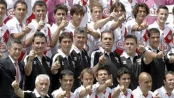 <b>FOTO OFICIAL. </b>De Primera. Con ese gesto se hizo ayer la foto oficial del Rayo. En la fila superior, de izquierda a derecha, posaron Dani, Arribas, Amaya, Cobeño, Rafa García, Delibasic, Alcañiz y Juan Carlos. En la siguiente, Piti, Armenteros, Javi Fuego, Aganzo, Trejo, Susaeta, Yuma, Provencio, Tito y Diego. En la segunda, Beceiro, Diego, Nacho, Garmendia, Sandoval, Ismael, Víctor, Miguel Ángel, Marcos y Ortiz. En la de abajo, Isi, Casado, Carlos, Coke, Míchel, Movilla, Juli, Angulo, Borja y Kiko.
